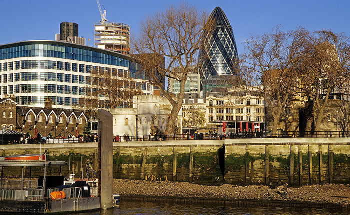 Tower Place, im Hintergrund das Swiss Re Building London