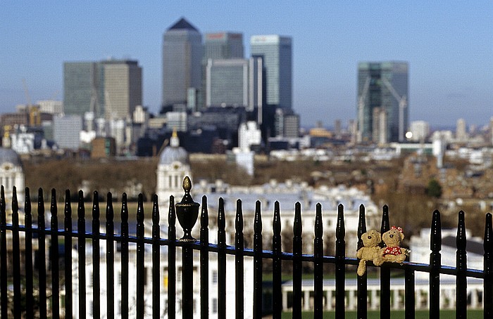 London Blick vom Old Royal Observatory: Teddy und Teddine Citigroup Centre Docklands HSBC Tower Isle of Dogs Old Royal Naval College One Canada Square Queen's House Royal Greenwich Observatory Themse