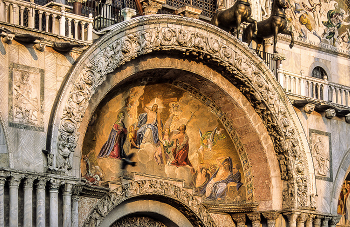 Basilica San Marco: Fassadenmosaik über dem Hauptportal Venedig