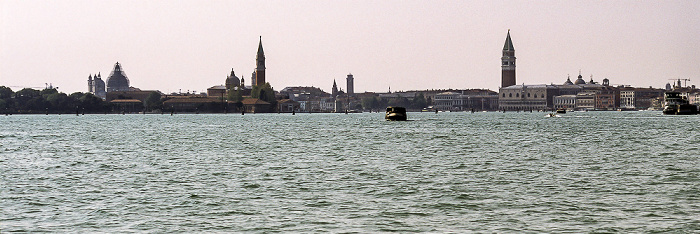 Blick vom Lido di Venezia: Lagune von Venedig mit dem Canale di San Nicolò und dem Bacino di San Marco Venedig