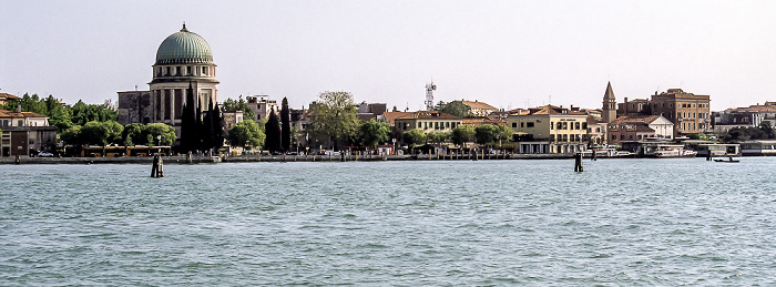 Vaporetto Burano - Lido: Lido di Venezia mit der Riviera Santa Maria Elisabetta und dem Tempio Votivo (links) Venedig