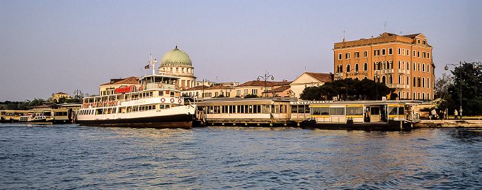 Venedig Vaporetto Lido - San Marco: Lido di Venezia mit der Vaporetto-Anlegestelle Lido Santa Maria Elisabetta Tempio Votivo