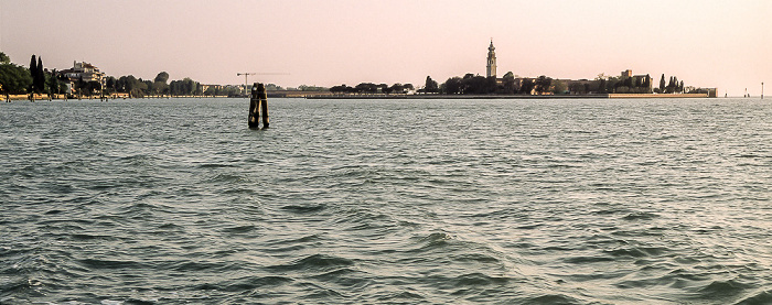 Venedig Vaporetto Lido - San Marco: Canale di San Nicolò, Lido di Venezia (links) und San Lazzaro degli Armeni mit dem Monastero di San Lazzaro