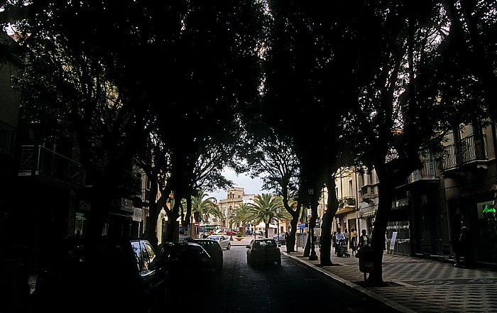 Von einem Blätterdach überwölbte Hauptstraße Sant' Antioco