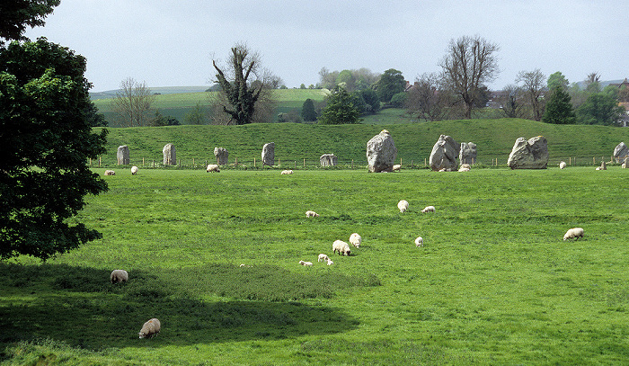 Innerer kleiner Südkreis, dahinter der äußere große Steinkreis Avebury