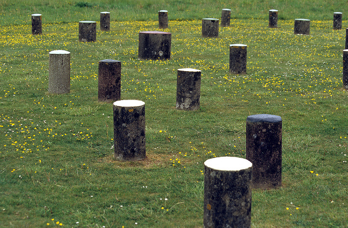 Betonpoller zur Markierung der ehem. Holzpfähle Woodhenge