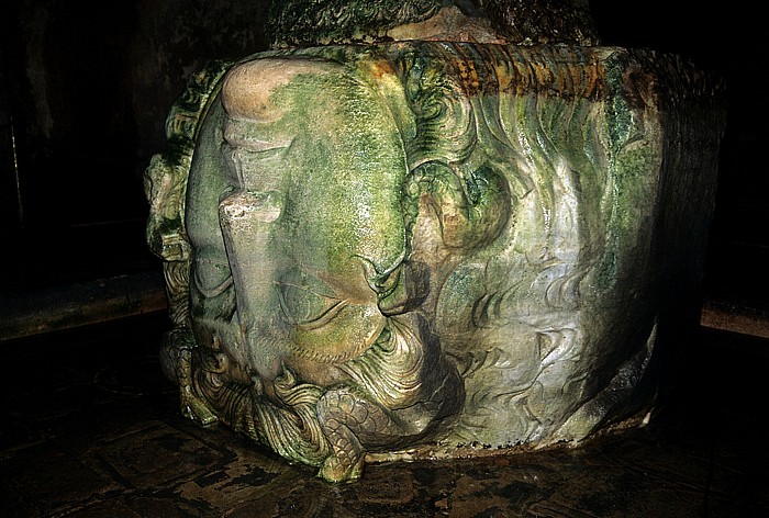 Istanbul Yerebatan-Zisterne: Kopf der Medusa Yerebatan-Zisterne (Cisterna Basilica)