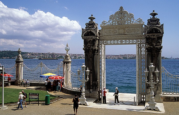 Istanbul Dolmabahçe-Palast: Haupttor am Ufer Bosporus