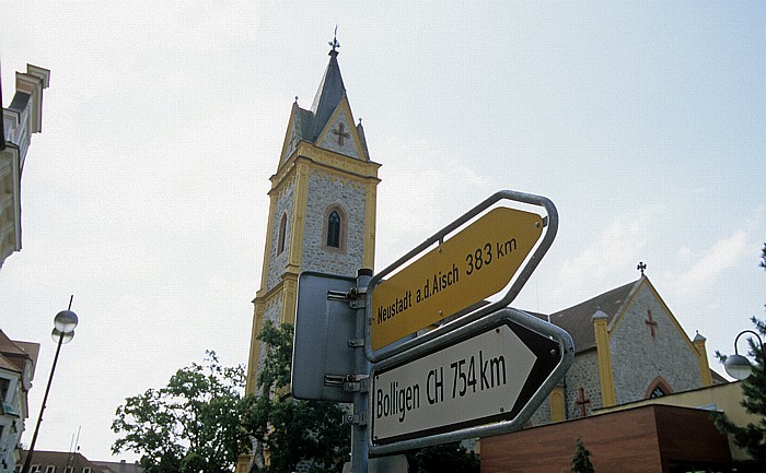 Wegweiser zu den Partnerstädten Neustadt a.d. Aisch und Bolligen Hluboka nad Vltavou