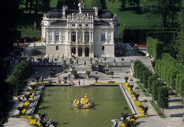 Linderhof Schlossgarten mit Wasserparterre, Schloss