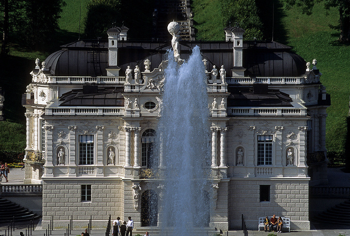 Linderhof Schloss: Hauptfassade und Fontäne des Springbrunnens