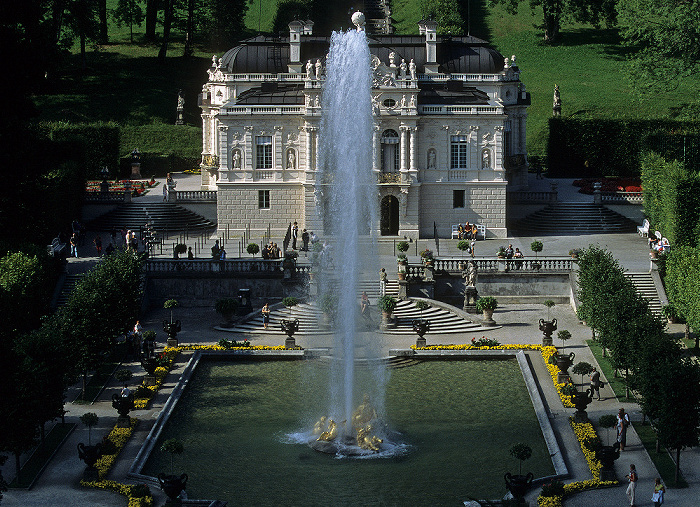 Schloss (Hauptfassade) und Schlossgarten mit Wasserparterre (Fontäne des Springbrunnens) Linderhof