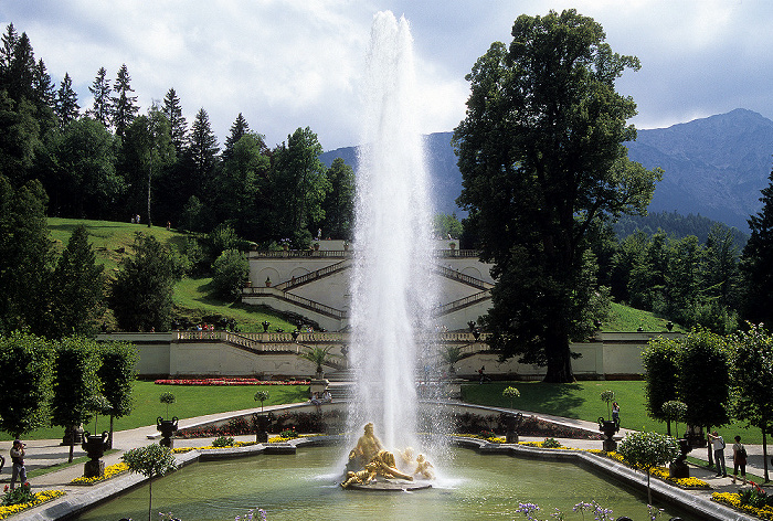 Linderhof Schlossgarten: Wasserparterre - Springbrunnengruppe Flora mit Putten