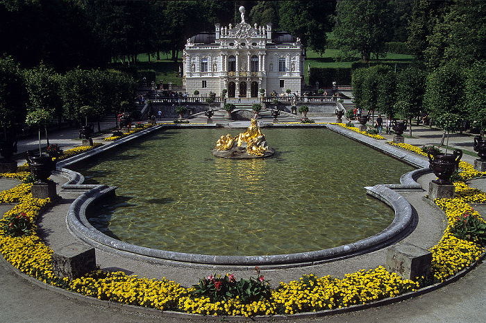 Linderhof Schlossgarten mit Wasserparterre, Schloss