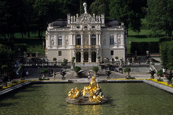 Linderhof Schlossgarten mit Wasserparterre (Springbrunnengruppe Flora mit Putten), Schloss