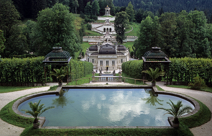 Schlosspark (Nordhang mit Bassin), Schloss, Schlossgarten (Terassengärten, Venustempel) Linderhof