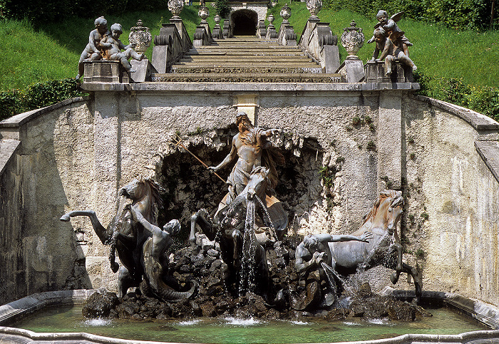 Linderhof Schlosspark (Nordhang): Figurengruppe des Neptunbrunnens, Kaskade