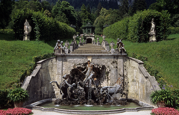 Schlosspark (Nordhang): Figurengruppe des Neptunbrunnens, Kaskade, Musiktempel Linderhof