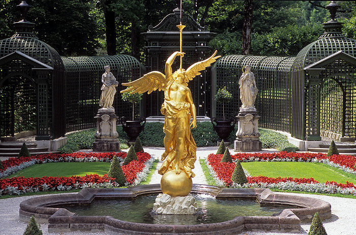 Schlossgarten: Westliches Parterre - Brunnenfigur Fama Linderhof