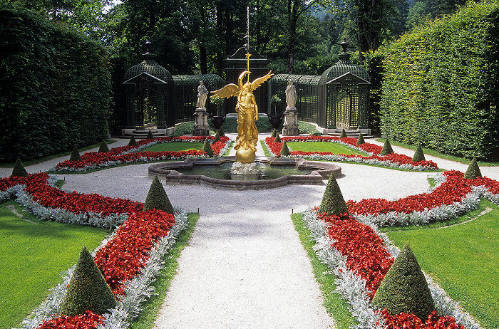 Linderhof Schlossgarten: Westliches Parterre - Brunnenfigur Fama