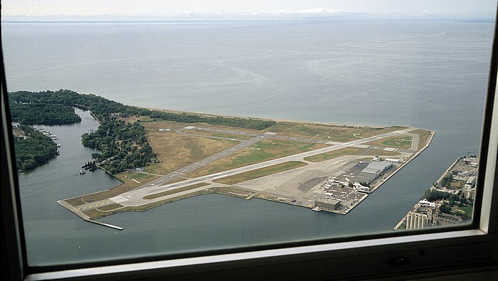 Blick vom CN Tower: Toronto Islands mit dem Toronto City Centre Airport, Lake Ontario Toronto