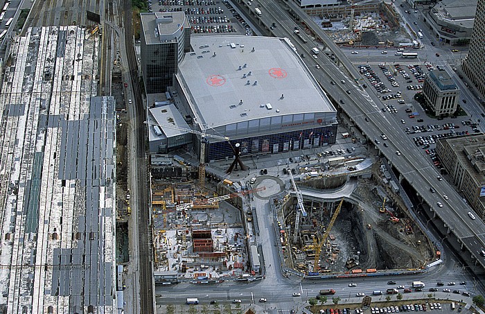 Toronto Blick vom CN Tower: V.l. Union Station, Air Canada Centre, Gardiner Expressway Harbour Commission Building