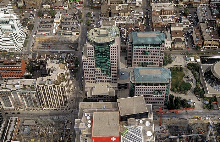 Toronto Blick vom CN Tower: Entertainment District CBC Broadcast Centre Holiday Inn On King Metro Hall Roy Thomson Hall