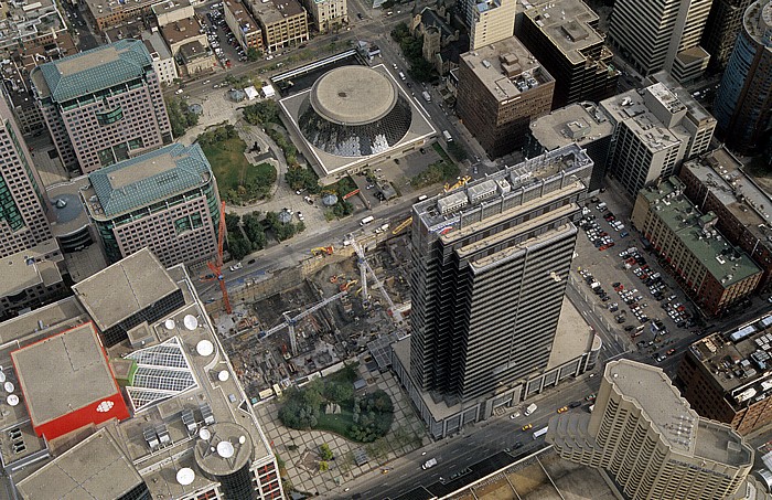 Toronto Blick vom CN Tower: Entertainment District CBC Broadcast Centre Metro Hall RBC Centre Ritz Carlton Hotel Roy Thomson Hall Simcoe Place St. Andrew's Church