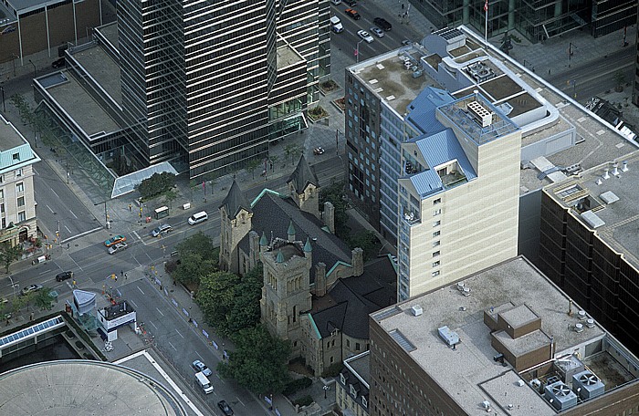 Blick vom CN Tower: St. Andrew's Church Toronto