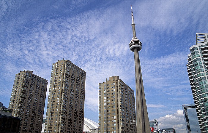 Toronto Harbour Point (vor dem SkyDome) und CN Tower Riviera Condo Simcoe Place