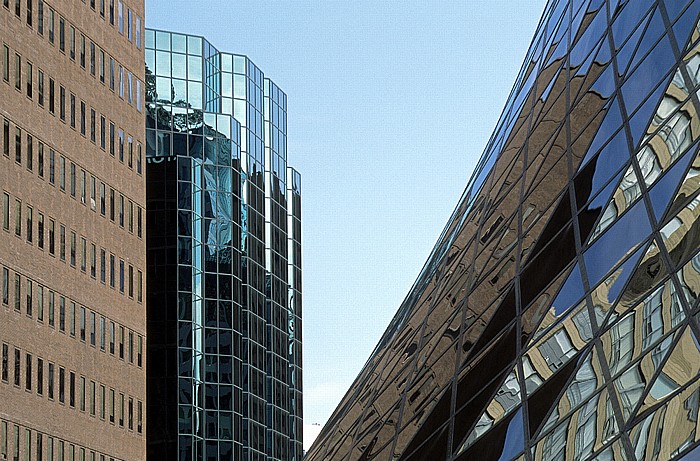 Rechts die Roy Thomson Hall Toronto