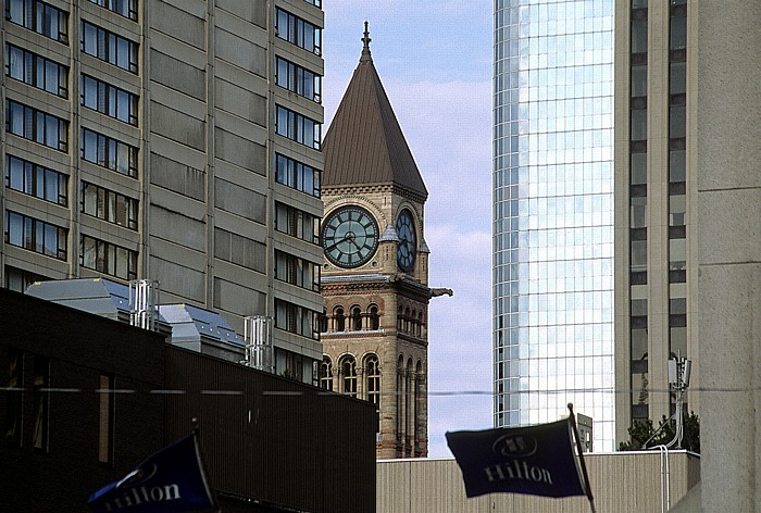 Toronto In der Bildmitte: Turm der Old City Hall