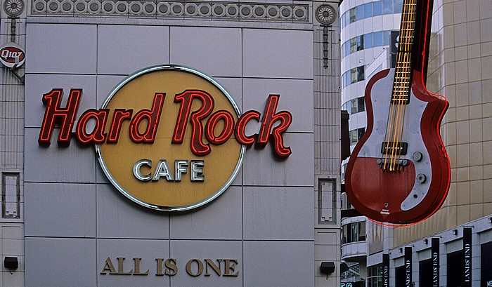 Dundas Square: Hard Rock Cafe Toronto