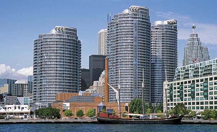 Toronto Harbourfront Centre: Power Plant Modern Art Gallery und die Wohntürme des Waterclub