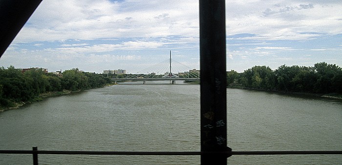 Blick aus dem The Canadian: Red River und Provencher Bridge Winnipeg