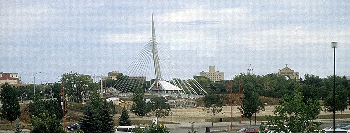 Blick aus dem The Canadian: Provencher Bridge und Saint Boniface Cathedral (rechts) Winnipeg