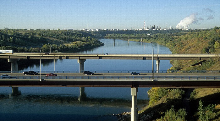 Blick aus dem The Canadian: North Saskatchewan River mit der Beverly Bridge Edmonton
