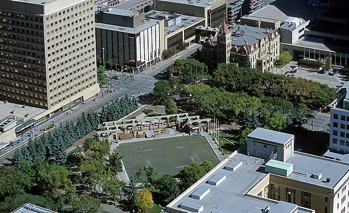 Blick aus dem Calgary Tower: Olympic Plaza und City Hall C-Train-Bahnhof City Hall C-Train-Bahnhof Olympic Plaza Epcor Centre for the Performing Arts