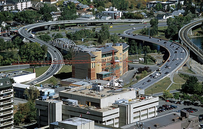 Blick aus dem Calgary Tower: Brücken über den Bow River 4th Street-4th Avenue Bridge 5th Avenue-Edmonton Trail Bridge Calgary Drop-In & Rehab Centre Society Fourth Avenue Flyover