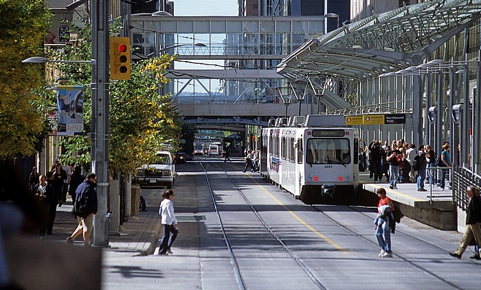 Calgary 7th Avenue mit der C-Train-Station 1st Street SW / Centre Street C-Train-Bahnhof 1st Street SW / Centre Street