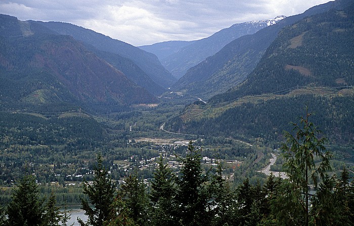 Blick von der Mount Revelstoke Summit Road: Revelstoke und Columbia River Mount Revelstoke National Park