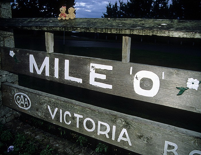 Victoria Mile 0 Trans Canada Highway: Teddine und Teddy