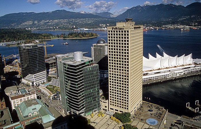 Vancouver Blick vom Lookout: Electronic Arts Black Box und Granville Square Burrard Inlet Canada Place Coal Harbour Stanley Park The Pan Pacific Vancouver Waterfront Centre