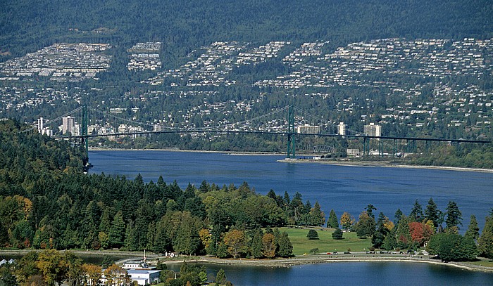 Blick vom Lookout: Lions' Gate Bridge über den Burrard Inlet Vancouver