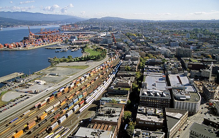 Vancouver Blick vom Lookout in Richtung Osten Burrard Inlet Centerm Container Terminal Crab Park Downtown Eastside Gastown Helijet Terminal