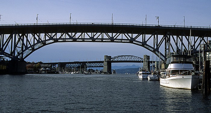 Vancouver False Creek, Granville Street Bridge (vorne), Burrard Street Bridge