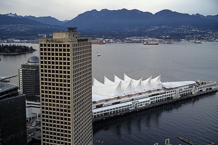 Blick vom Lookout: Granville Square (mit Harbour Control), Burrard Inlet, North Vancouver Vancouver