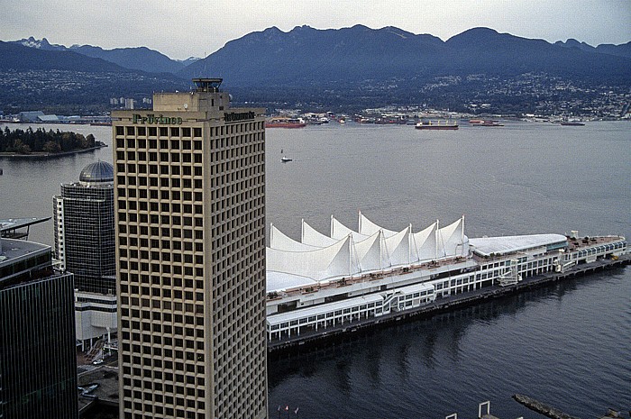 Blick vom Lookout: Granville Square (mit Harbour Control), Burrard Inlet, North Vancouver Coal Harbour Stanley Park