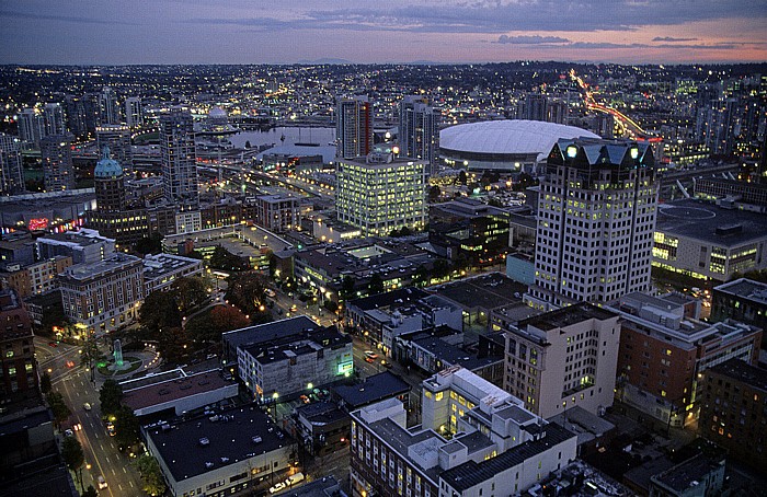 Vancouver Blick vom Lookout BC Place Stadium Dominion Building False Creek Science World Sun Tower Victory Square Victory Square Cenotaph