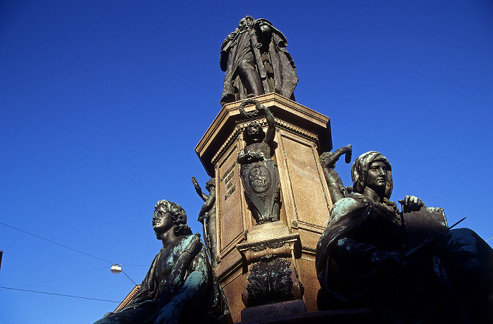 München Rondell Maximilianstraße: Denkmal mit Bronzestandbild von Maximilian II. Joseph (Maxmonument)